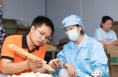 熊文文 大悟縣返鄉(xiāng)創(chuàng)業(yè)新鄉(xiāng)賢，以互聯(lián)網(wǎng)銷售助力鄉(xiāng)村振興，當(dāng)選“中國網(wǎng)事·感動(dòng)2023”二季度網(wǎng)絡(luò)感動(dòng)人物